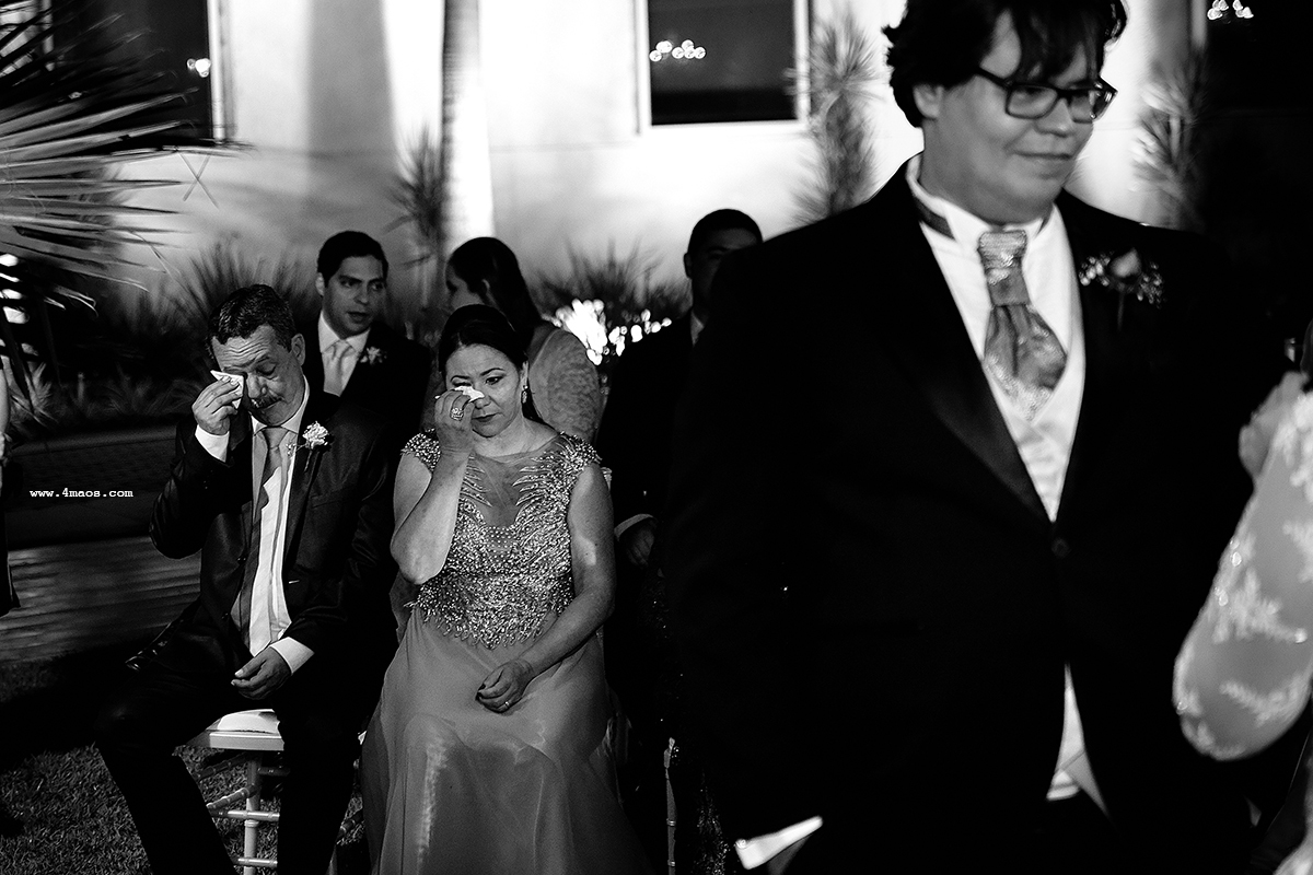casamento Tereza e Daniel por 4Mãos Fotografias, pais do noivo chorando, foto em preto e branco