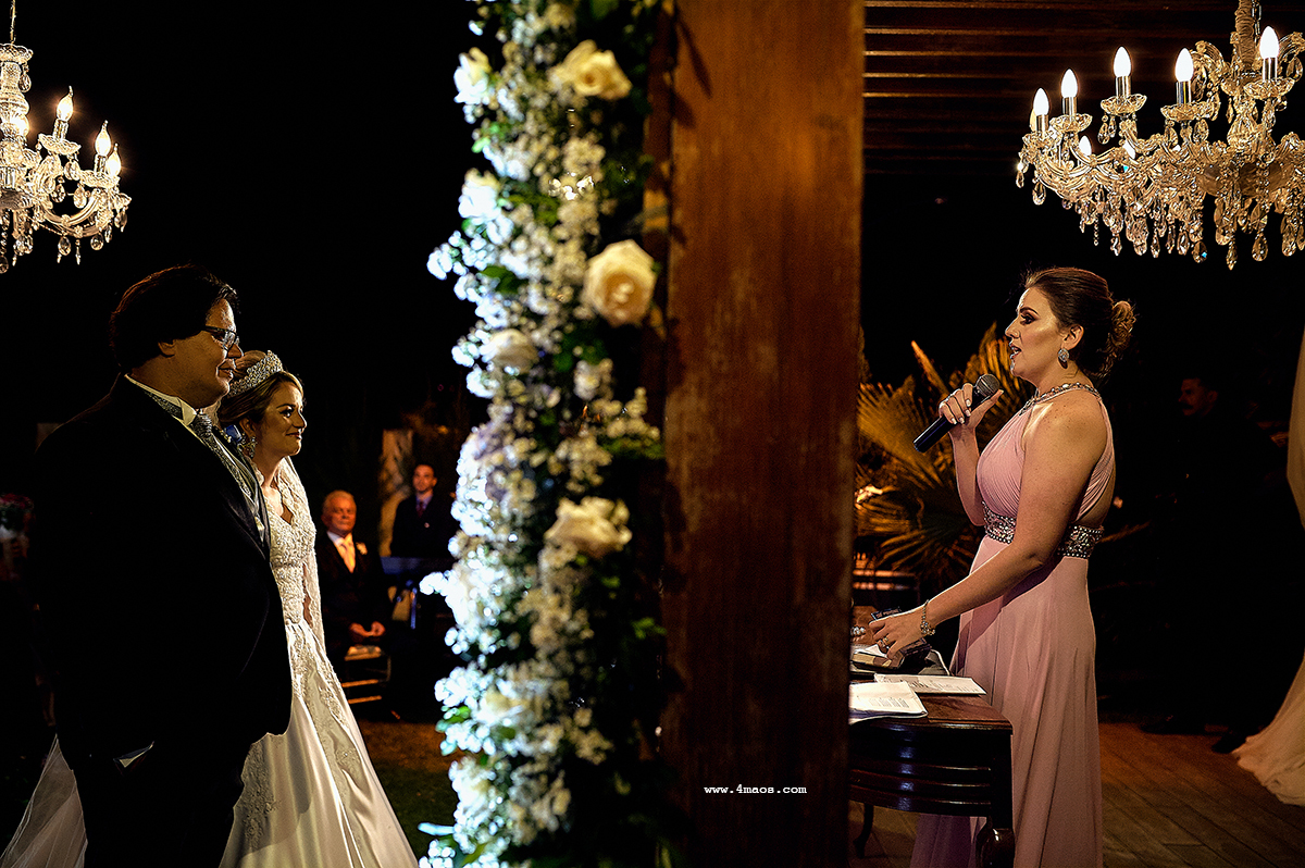 casamento Tereza e Daniel por 4Mãos Fotografias, cunhada da noiva fazendo uma oração