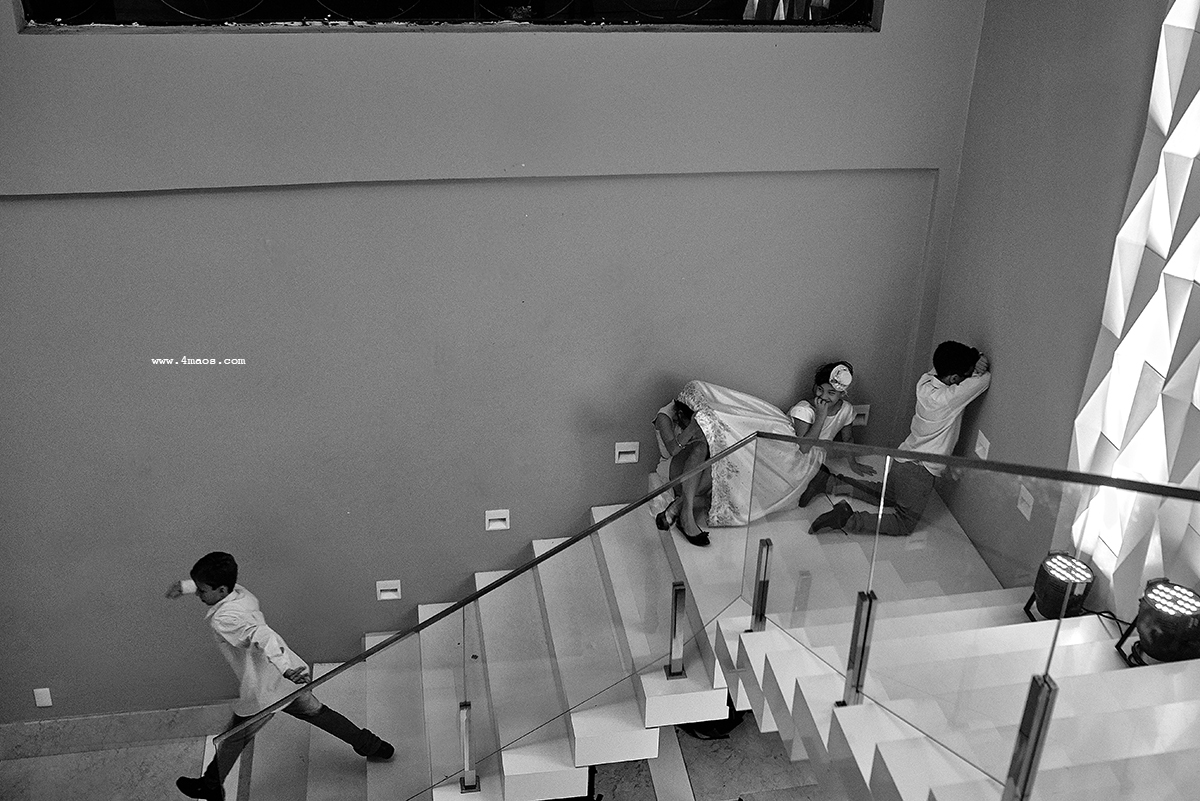 casamento Tereza e Daniel por 4Mãos Fotografias, meninos brincando na festa, foto em preto e branco