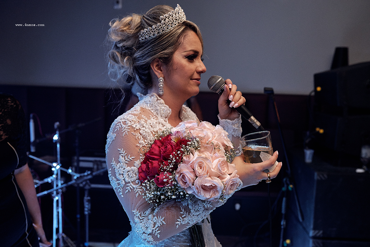 casamento Tereza e Daniel por 4Mãos Fotografias, noiva segurando copo e buque
