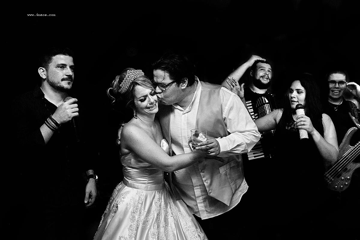 casamento Tereza e Daniel por 4Mãos Fotografias, festa rolando, foto em preto e branco