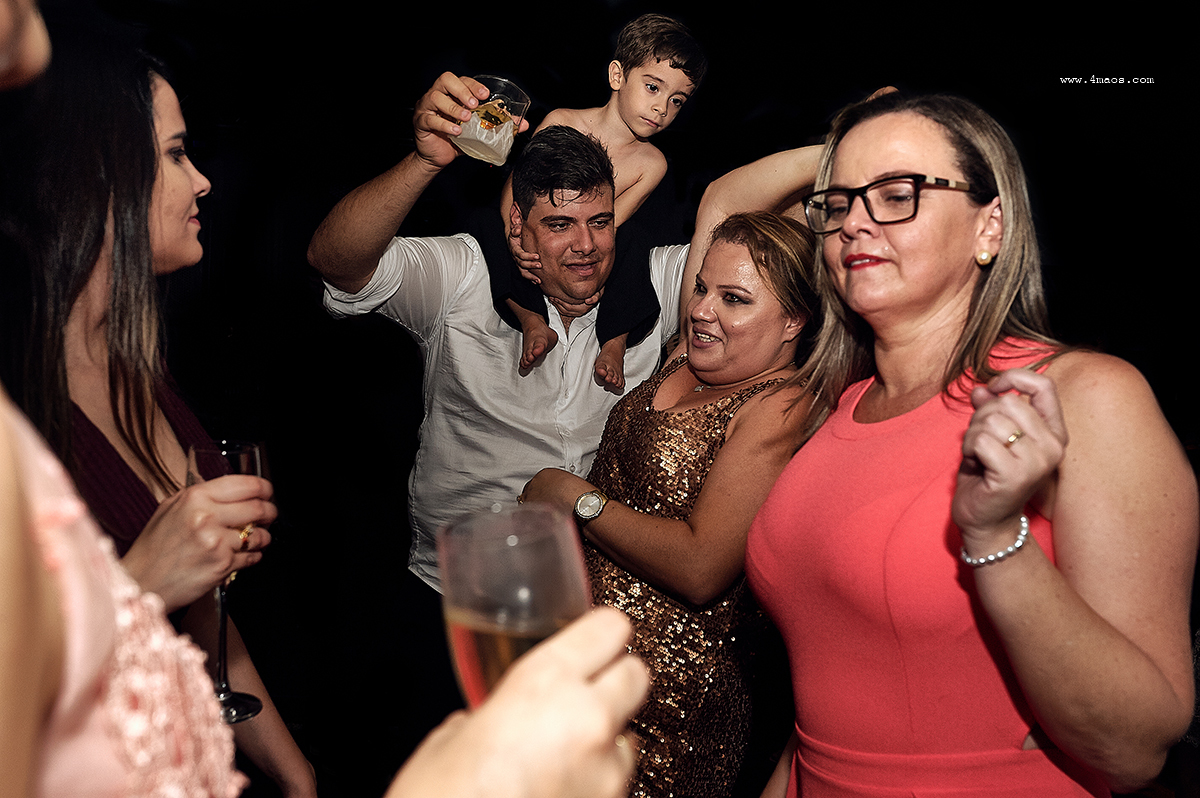 casamento Tereza e Daniel por 4Mãos Fotografias, festa rolando