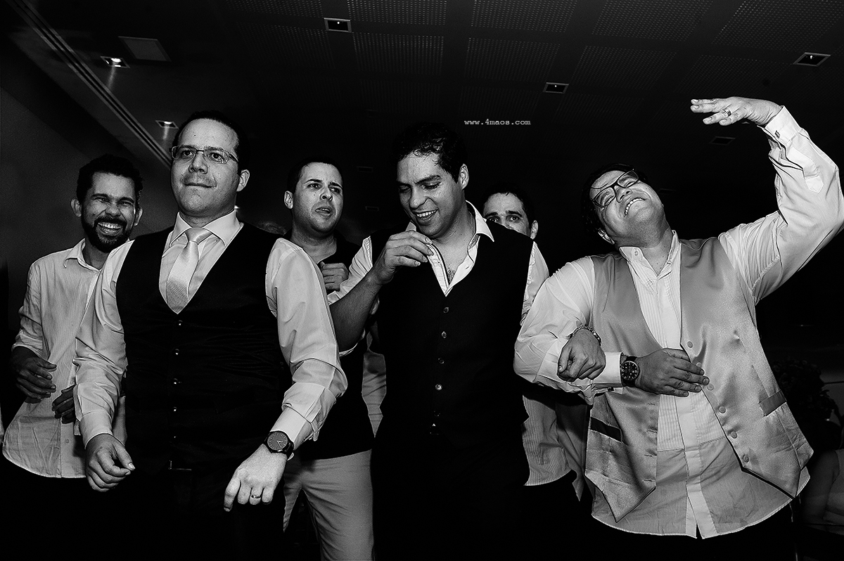 casamento Tereza e Daniel por 4Mãos Fotografias, festa rolando, foto em preto e branco
