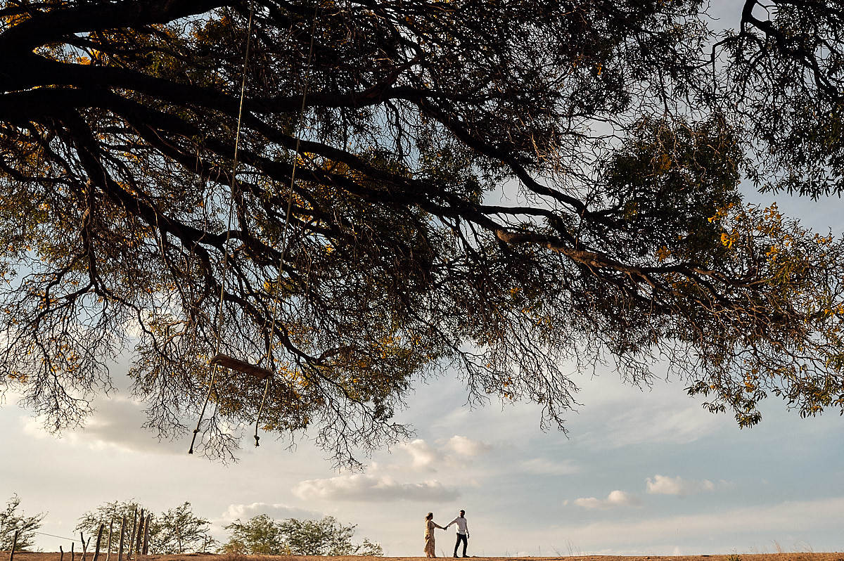 ensaio paula e junior por 4Mãos fotografias, por do sol, minimalismo, casal caminhando