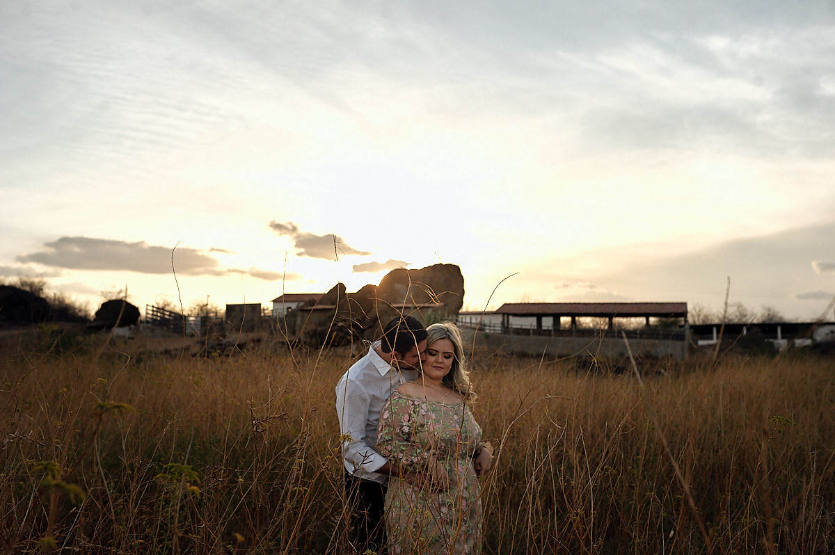 ensaio paula e junior por 4Mãos fotografias, por do sol, abraço do casal