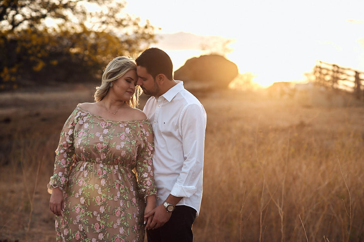 ensaio paula e junior por 4Mãos fotografias, por do sol, abraço do casal