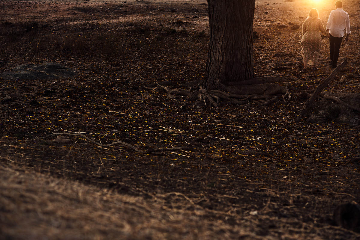 ensaio paula e junior por 4Mãos fotografias, por do sol, casal caminhando