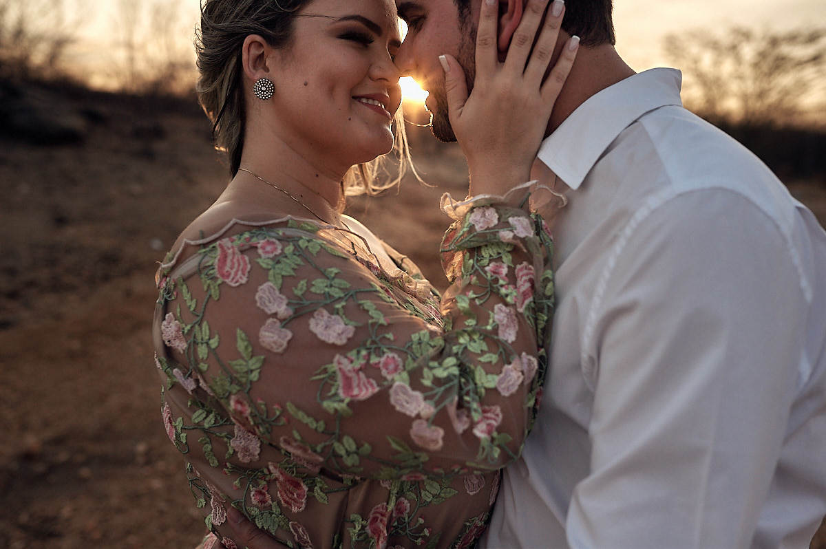 ensaio paula e junior por 4Mãos fotografias, por do sol, casal acariciando