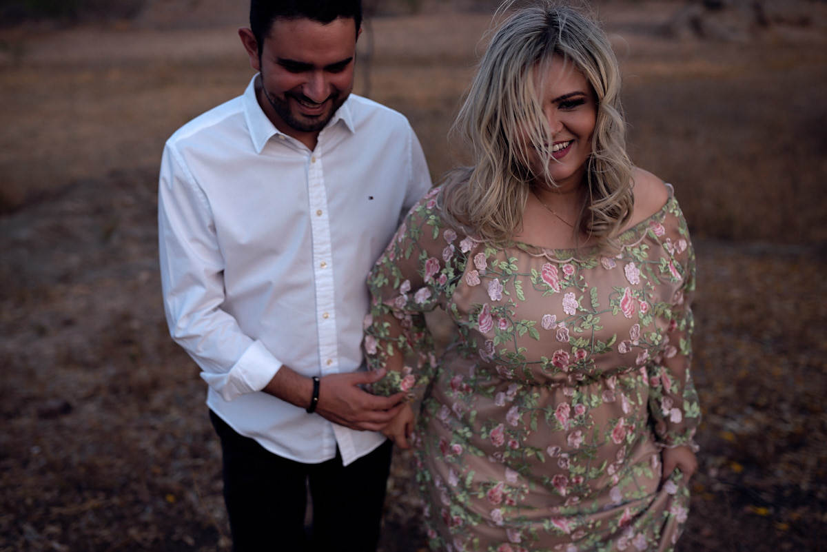 ensaio paula e junior por 4Mãos fotografias, por do sol casal caminhando