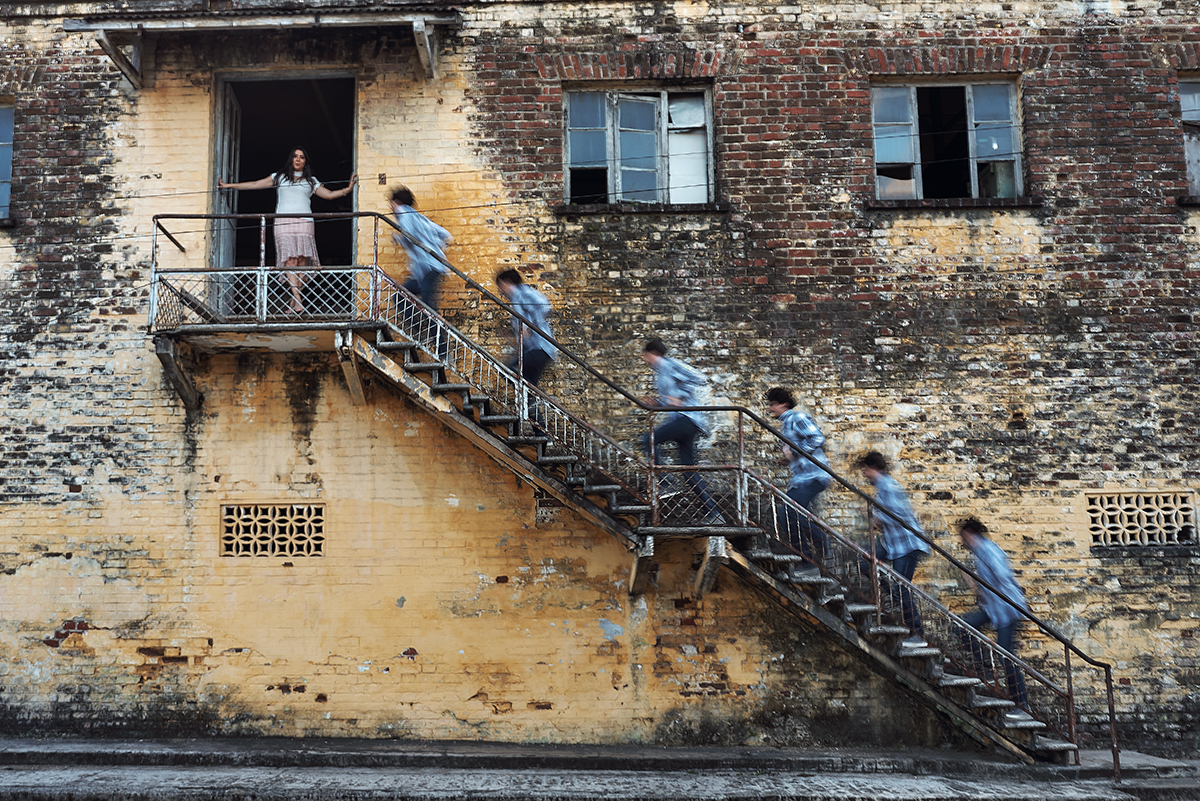 ensaio na fábrica Matarazzo, 4Mãos Fotografias, casal se abraçando, luz de janela, noivo correndo pela escada