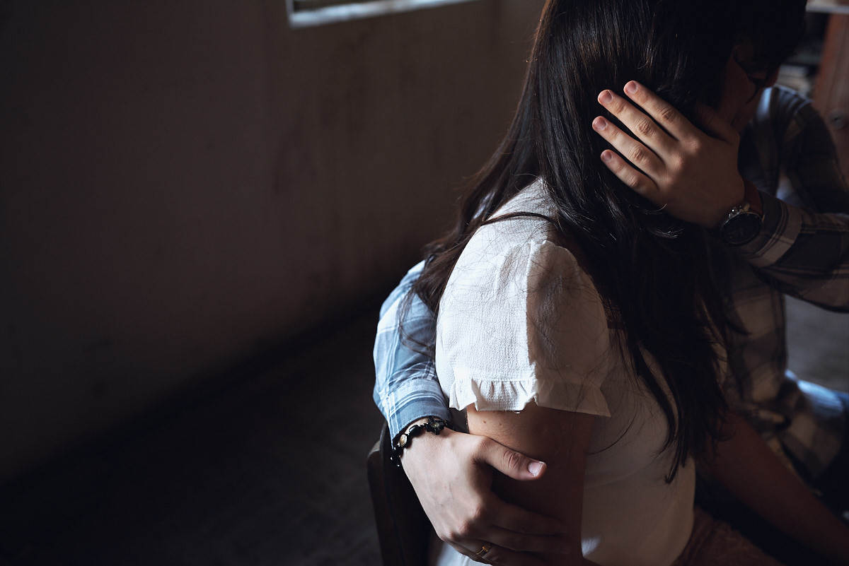 ensaio na fábrica Matarazzo, 4Mãos Fotografias, casal se abraçando, luz de janela, detalhe das mãos