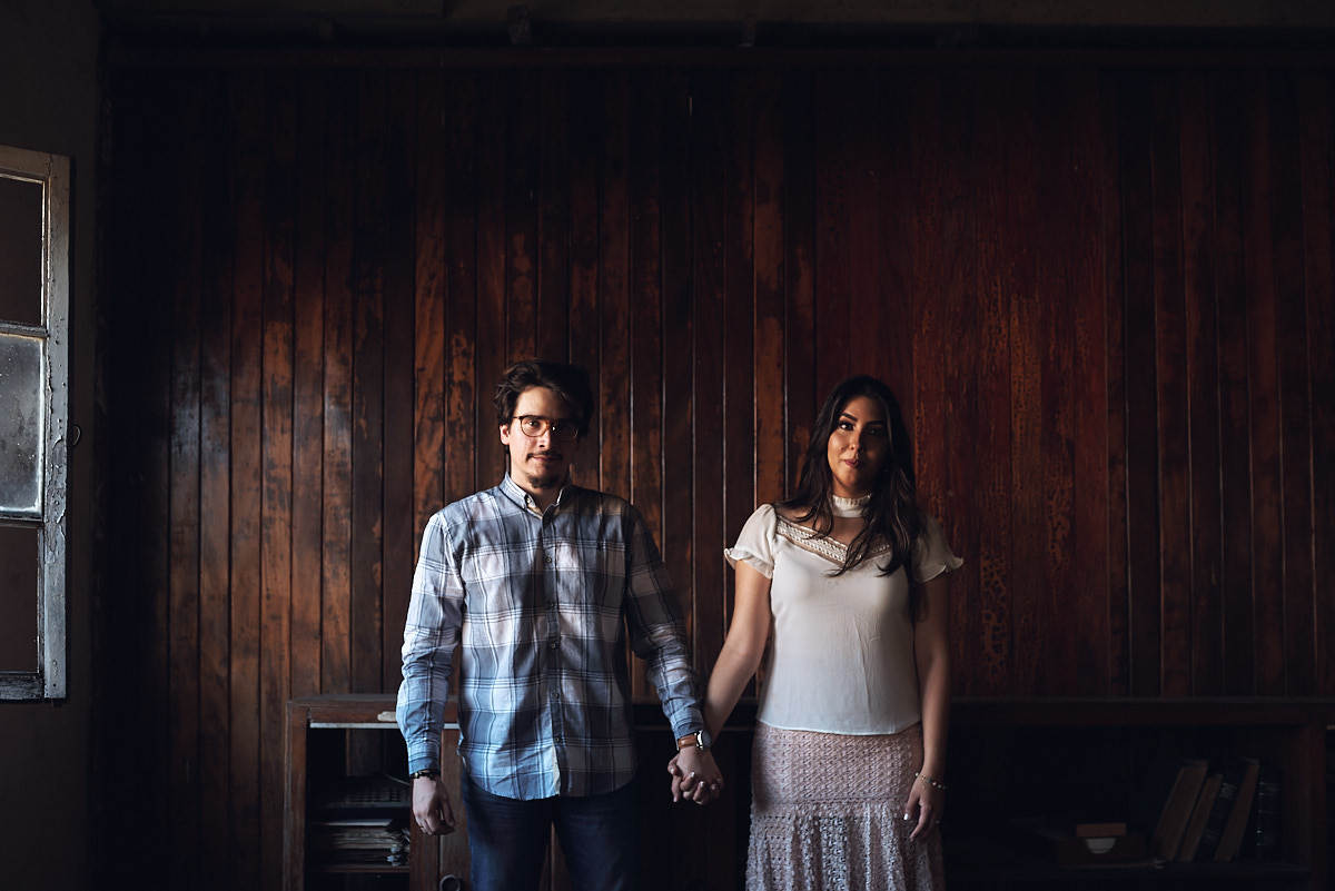 ensaio na fábrica Matarazzo, 4Mãos Fotografias, casal se abraçando, luz de janela, pose morta