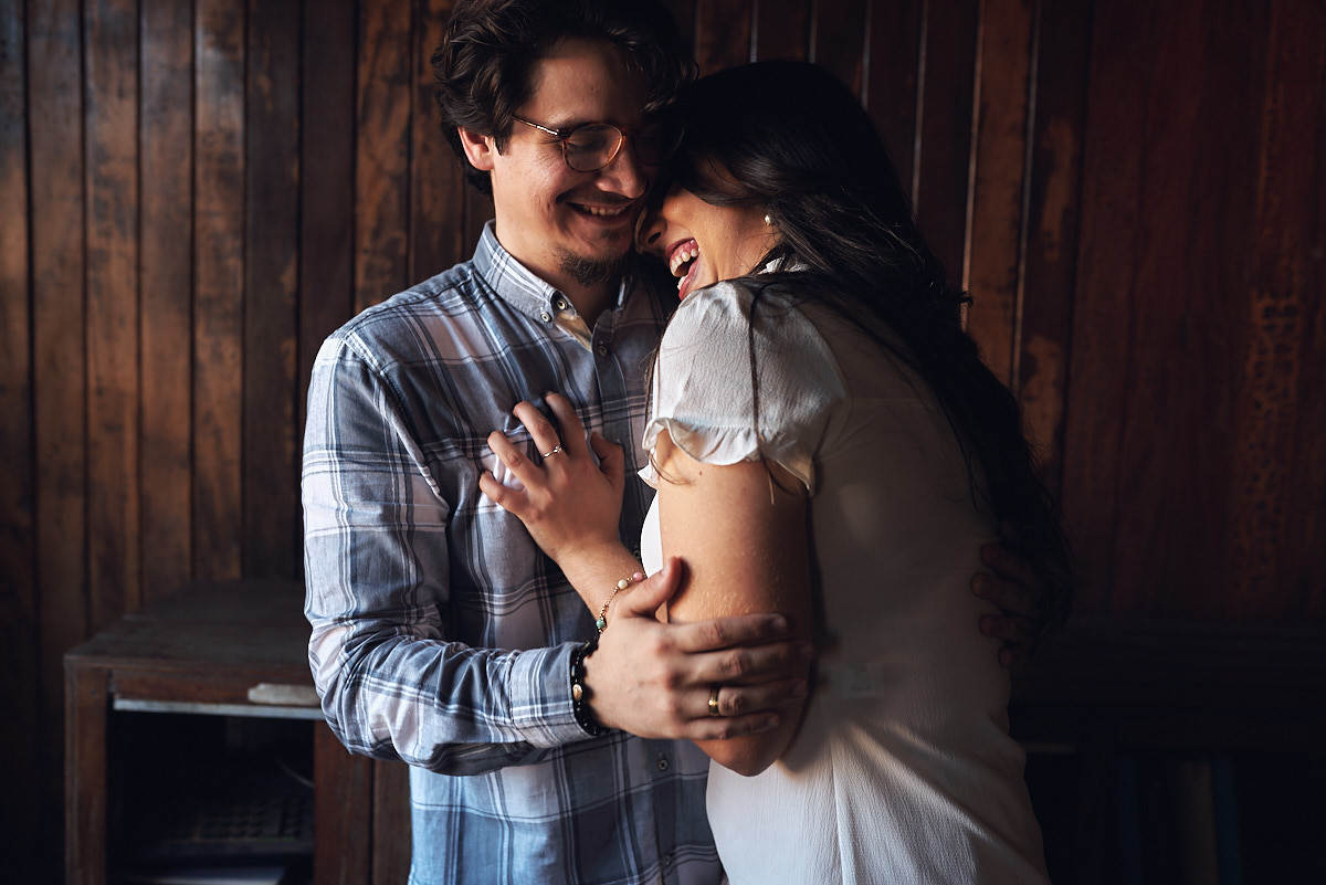 ensaio na fábrica Matarazzo, 4Mãos Fotografias, casal se abraçando, luz de janela, casal abraço sorrindo