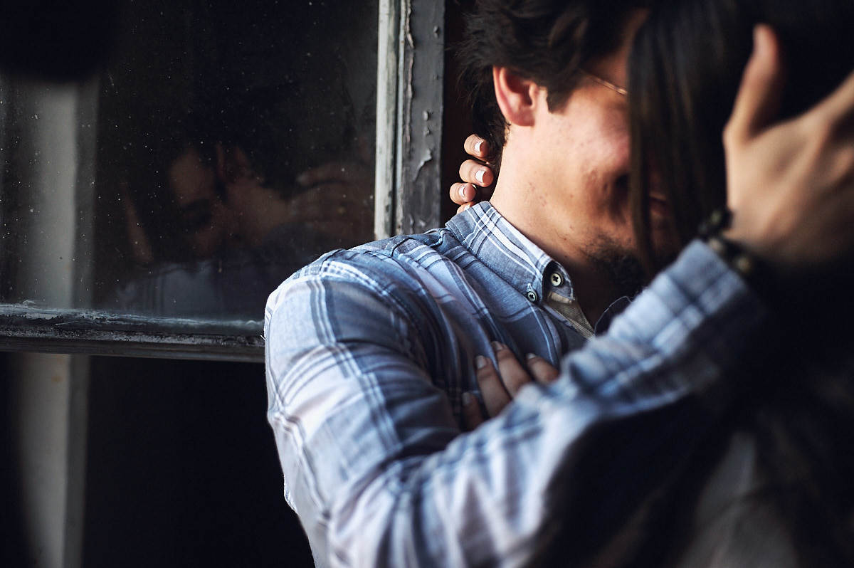 ensaio na fábrica Matarazzo, 4Mãos Fotografias, casal se abraçando, luz de janela, reflexo da noiva na janela