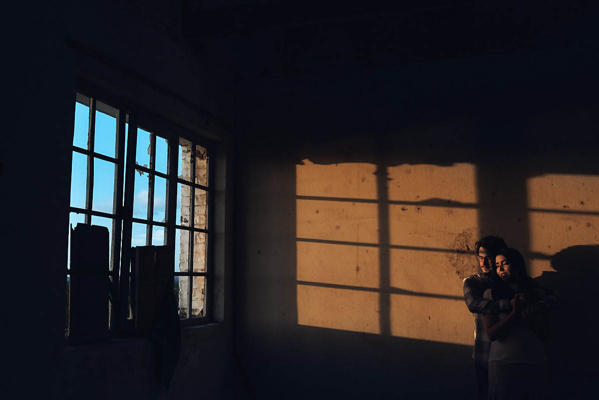 ensaio na fábrica Matarazzo, 4Mãos Fotografias, casal se abraçando, luz de janela