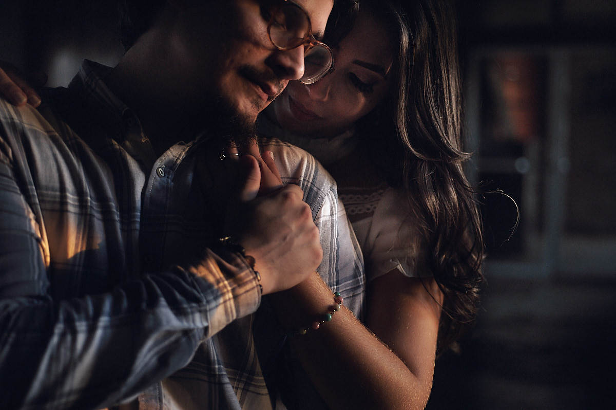 ensaio na fábrica Matarazzo, 4Mãos Fotografias, casal se abraçando, luz de janela