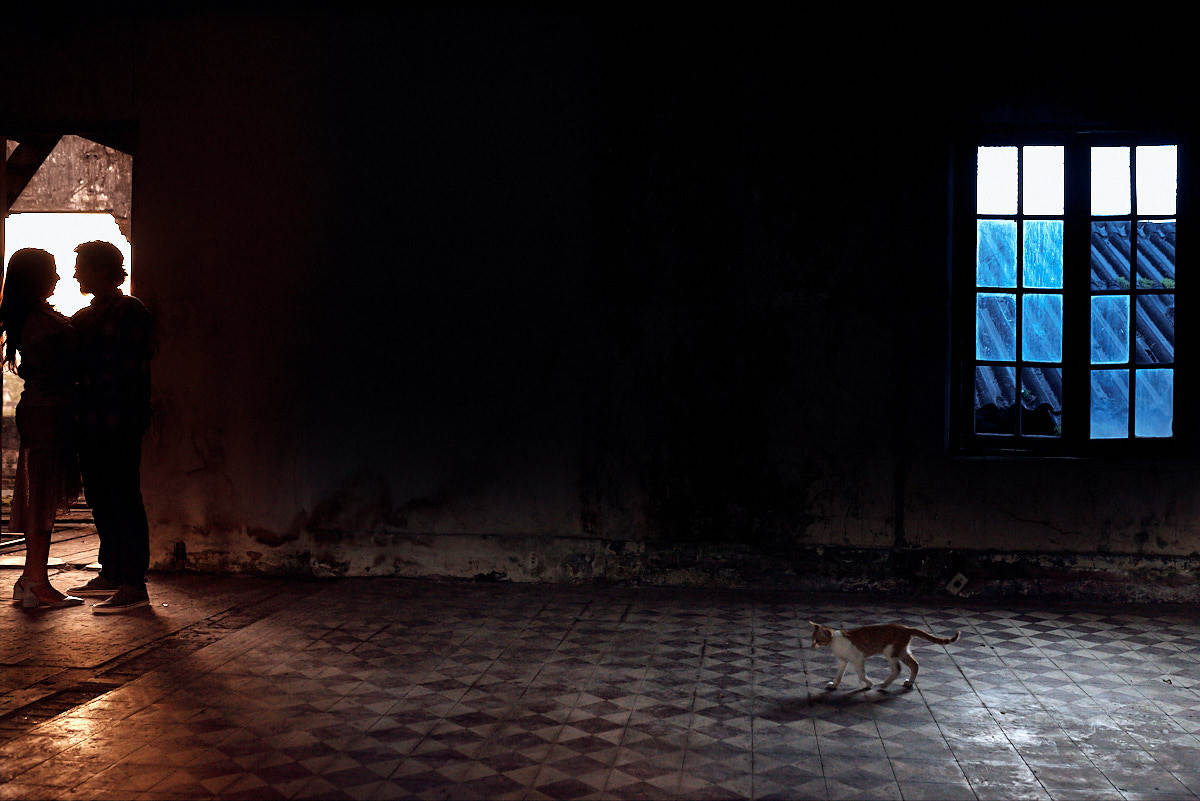 ensaio na fábrica Matarazzo, 4Mãos Fotografias, casal se abraçando, luz de janela