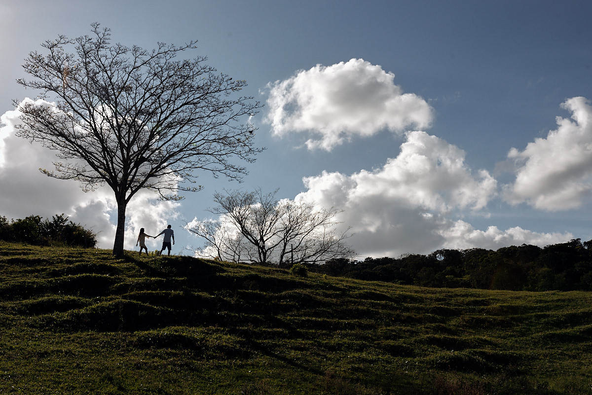 ensaio de Rosana e George em Areia feito pela 4Mãos Fotografias, casal caminhando