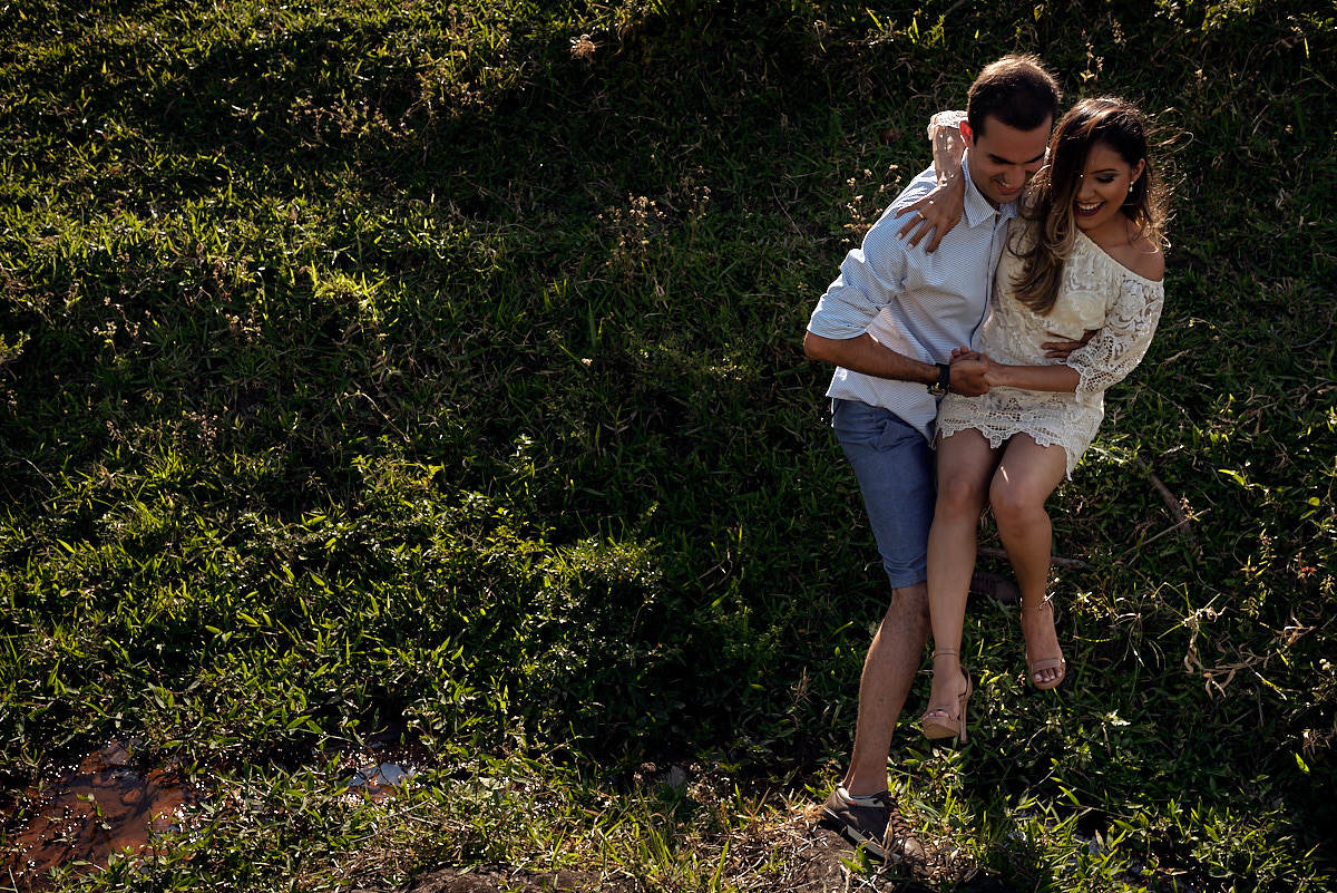 ensaio de Rosana e George em Areia feito pela 4Mãos Fotografias, noivo ajudando a noiva