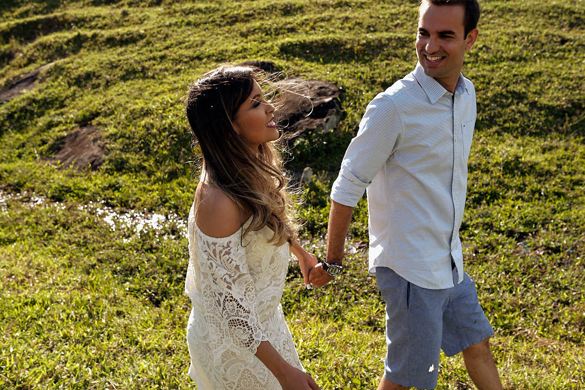 ensaio de Rosana e George em Areia feito pela 4Mãos Fotografias, casal caminhando
