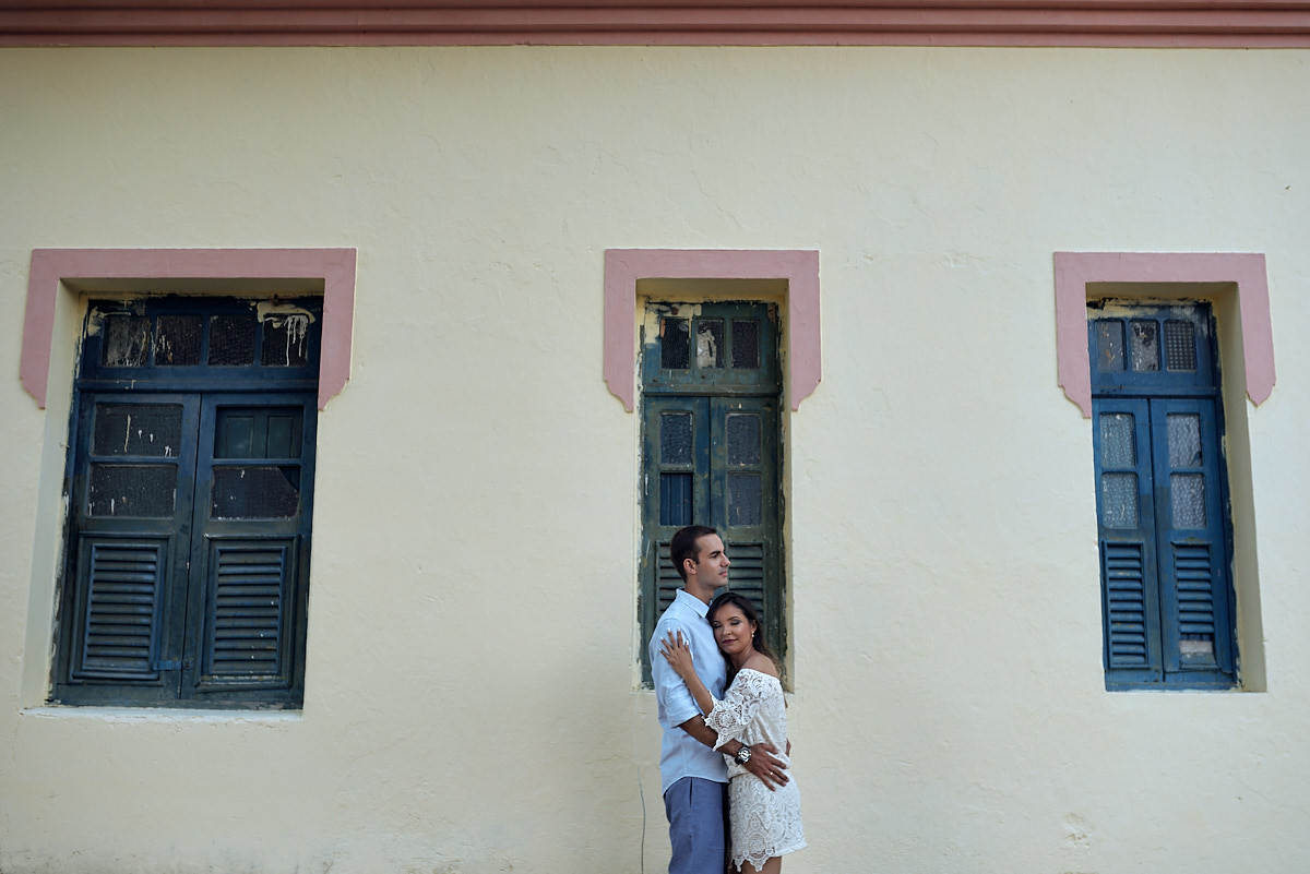 ensaio de Rosana e George em Areia feito pela 4Mãos Fotografias, casal abraço em frente a porta de uma casa