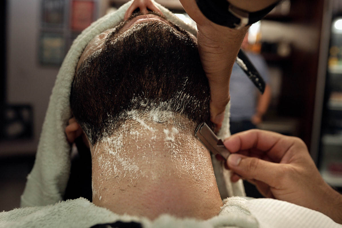 casamento de larissa e thiago por 4Mãos fotografias, making do noivo, noivo fazendo a barba