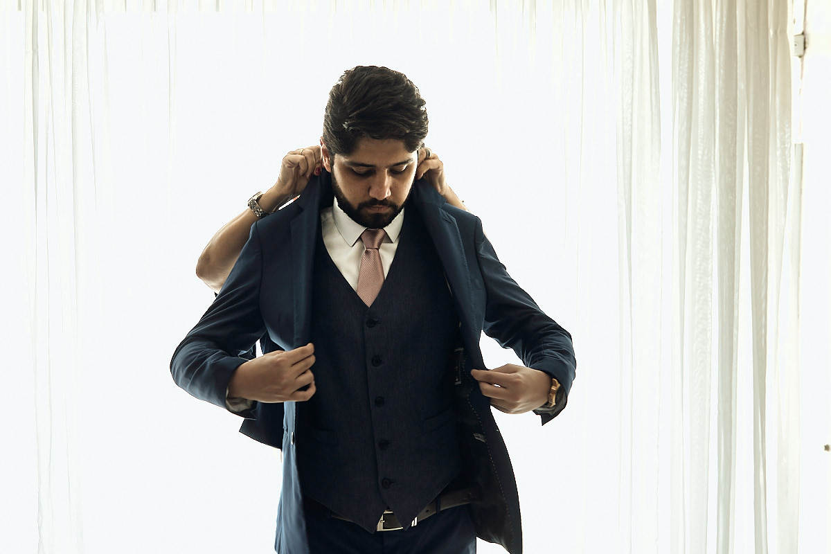 casamento de larissa e thiago por 4Mãos fotografias, mãe do noivo ajudando-o a vestir-se