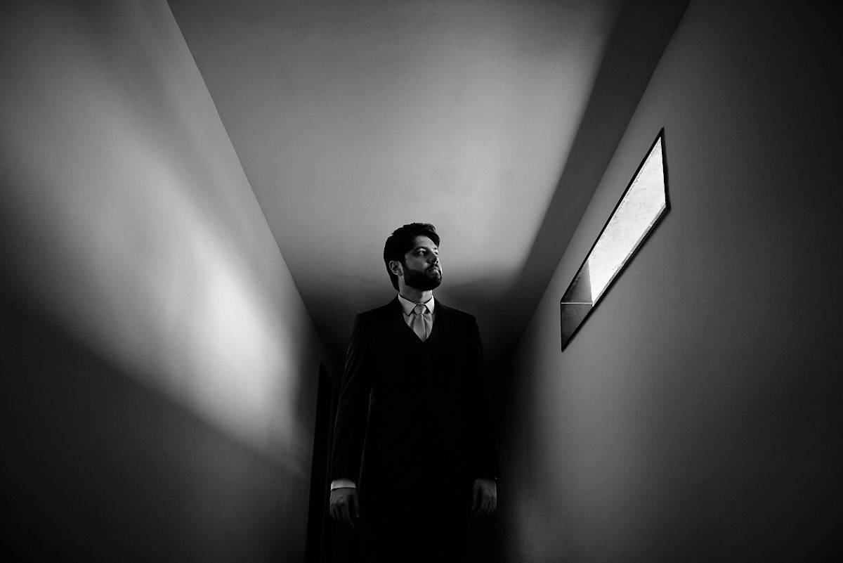 casamento de larissa e thiago por 4Mãos fotografias, noivo pronto, foto em preto e branco,