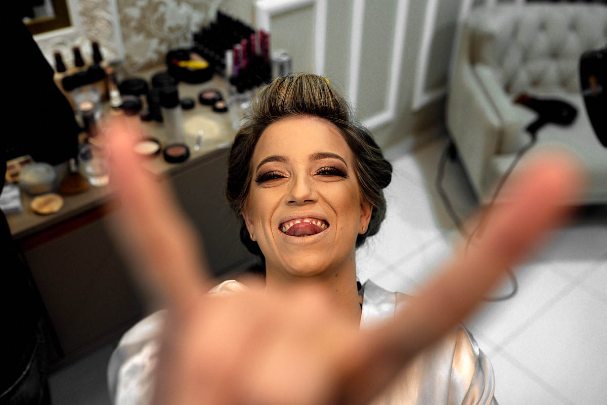 casamento de larissa e thiago por 4Mãos fotografias, noiva fazendo careta para o fotógrafo