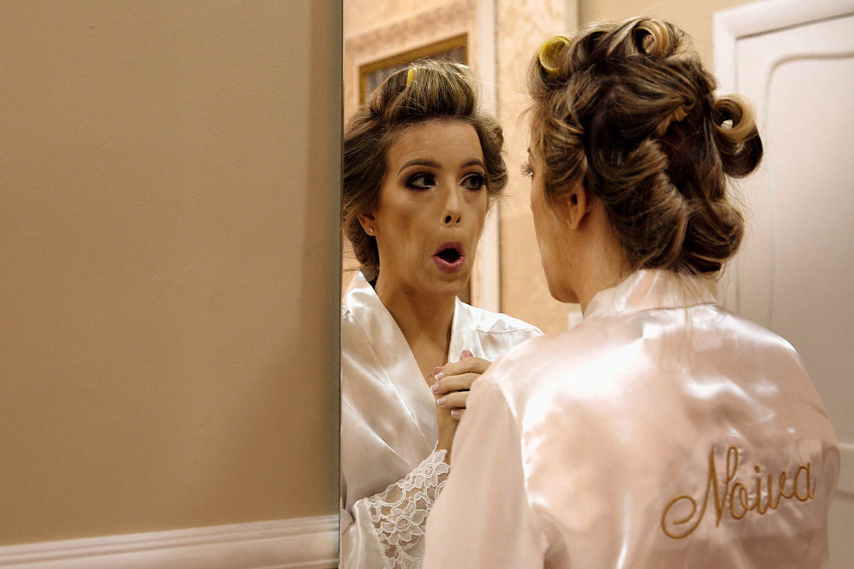 casamento de larissa e thiago por 4Mãos fotografias, noiva vendo sua maquiagem, making of da noiva