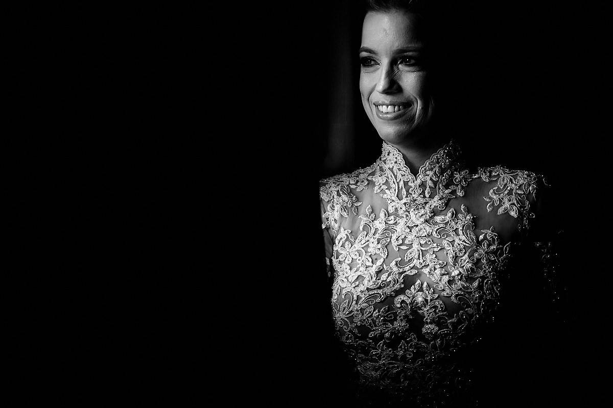 casamento de larissa e thiago por 4Mãos fotografias, noiva pronta, luz de janela, foto em preto e branco