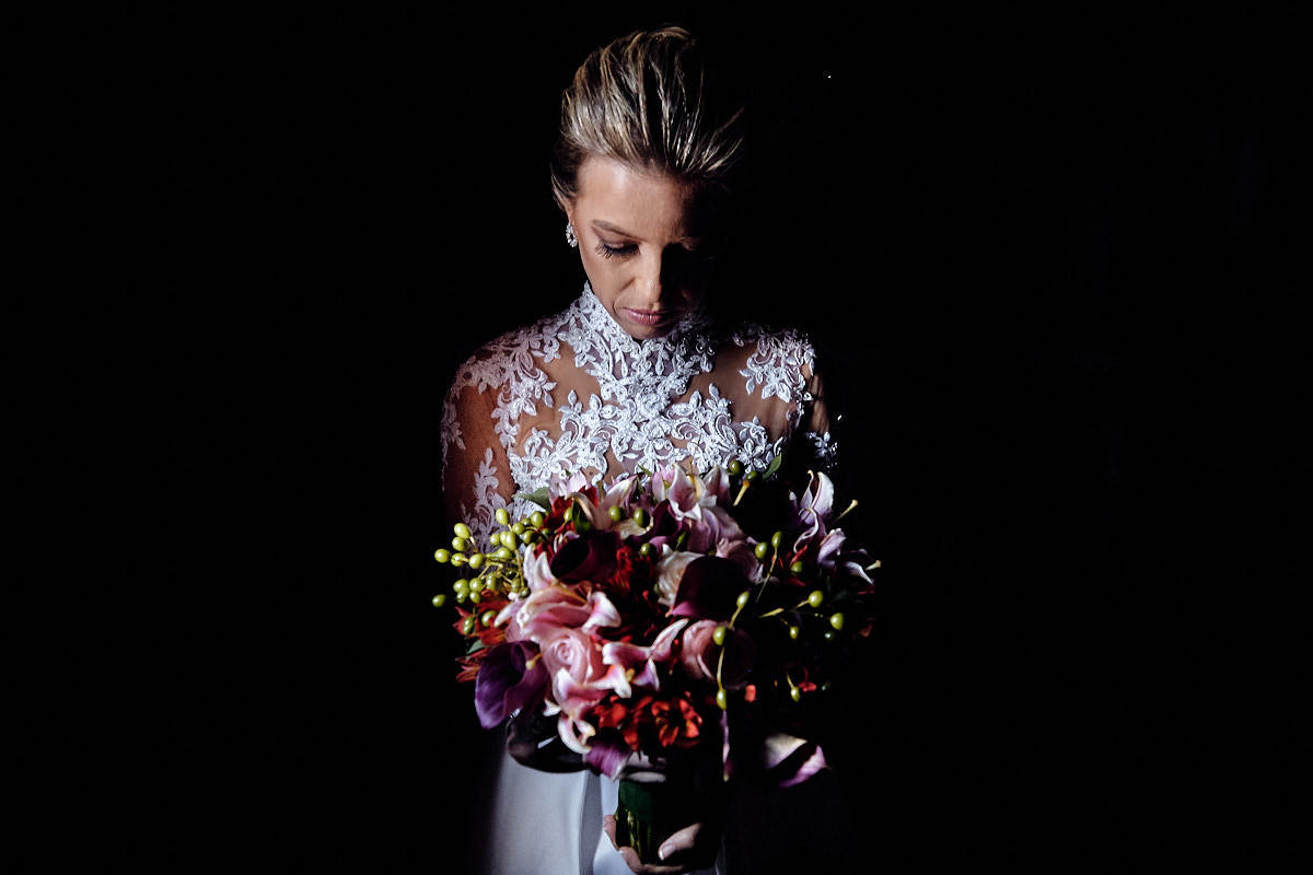 casamento de larissa e thiago por 4Mãos fotografias, noiva pronta segurando o buquê