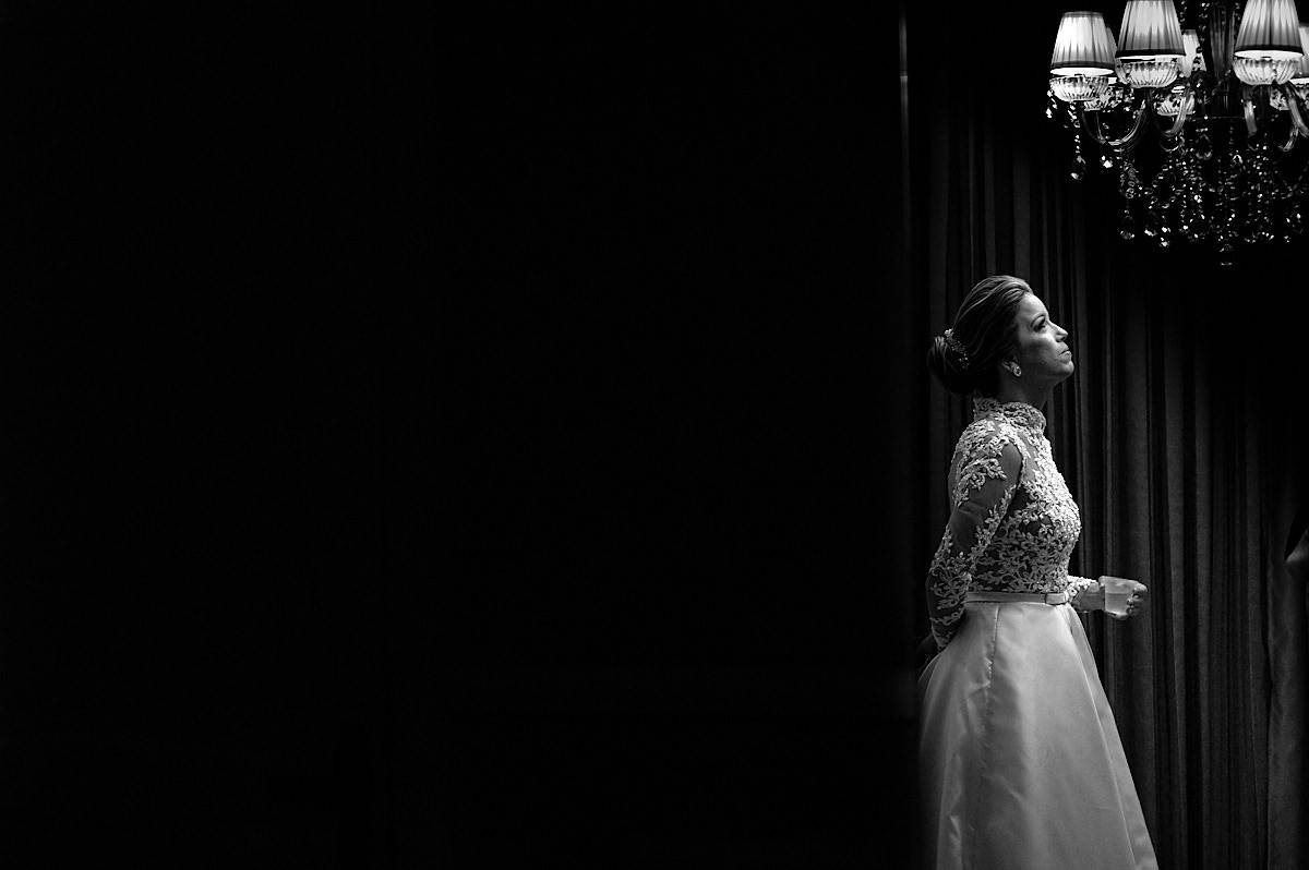 casamento de larissa e thiago por 4Mãos fotografias, noiva ansiosa, segurando copo de água, foto em preto e branco