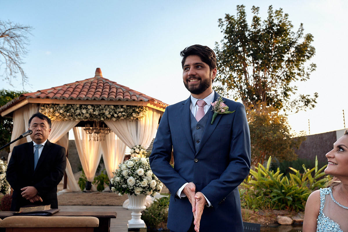 casamento de larissa e thiago por 4Mãos fotografias, noivo esperando a noiva, mãe do noivo olhando
