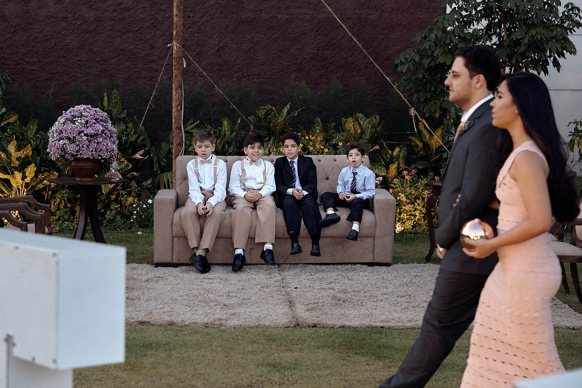 casamento de larissa e thiago por 4Mãos fotografias, crianças observando a entrada dos padrinhos na cerimonia