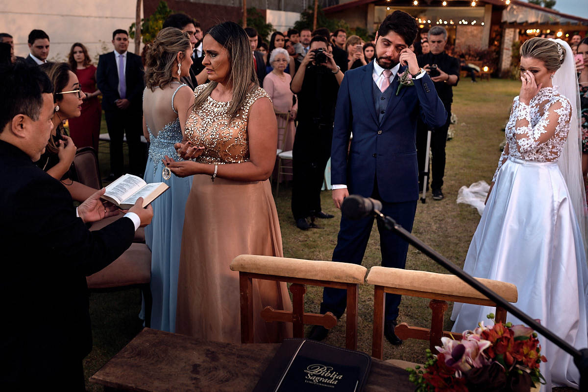 casamento de larissa e thiago por 4Mãos fotografias, noivos chorando na entrada das alianças
