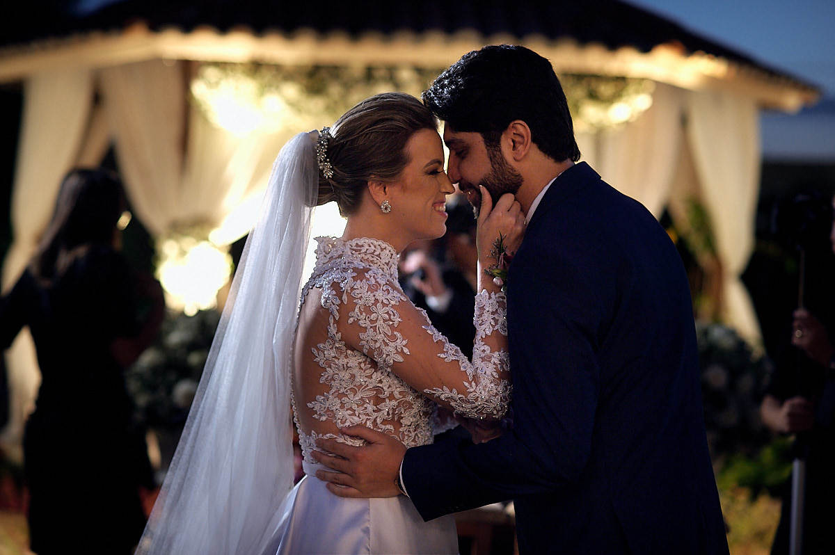 casamento de larissa e thiago por 4Mãos fotografias, carinho dos noivos ao final da cerimonia