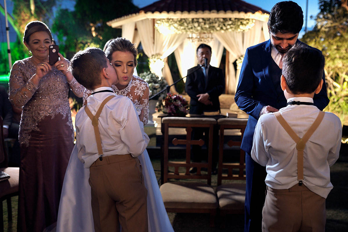 casamento de larissa e thiago por 4Mãos fotografias, entrada das alianças, noiva beijando pajem
