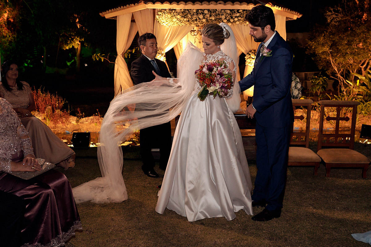 casamento de larissa e thiago por 4Mãos fotografias, noiva arrumando seu longo véu