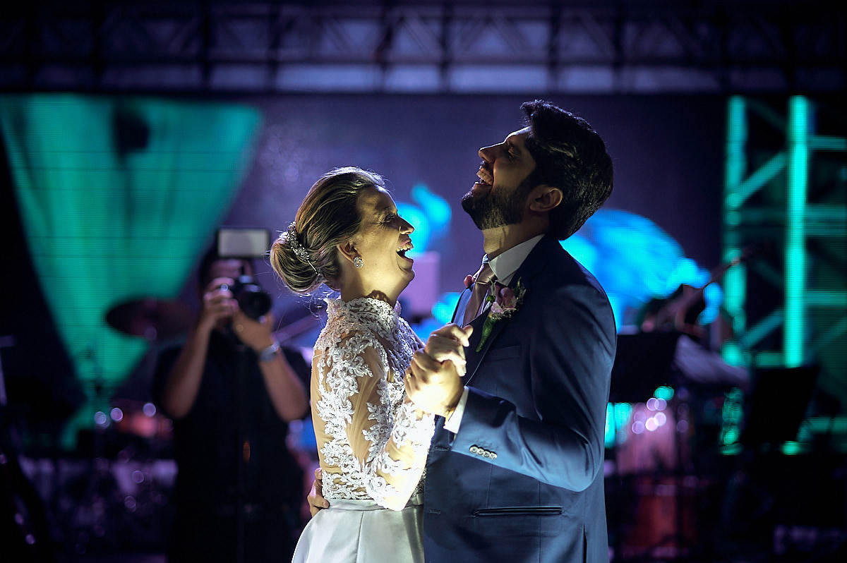 casamento de larissa e thiago por 4Mãos fotografias, hora da valsa, noivos sorrindo