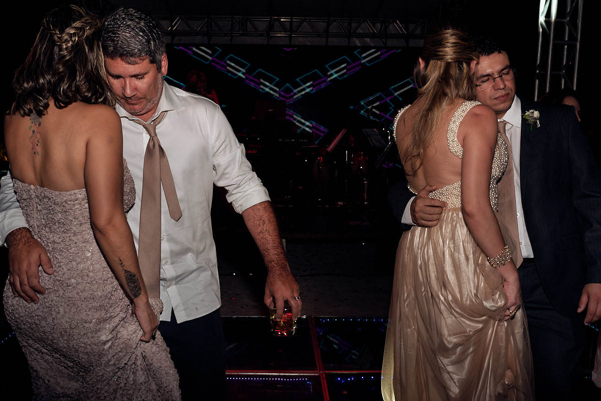 casamento de larissa e thiago por 4Mãos fotografias, festa rolando convidados dançando, convidado com copo de bebida na mão