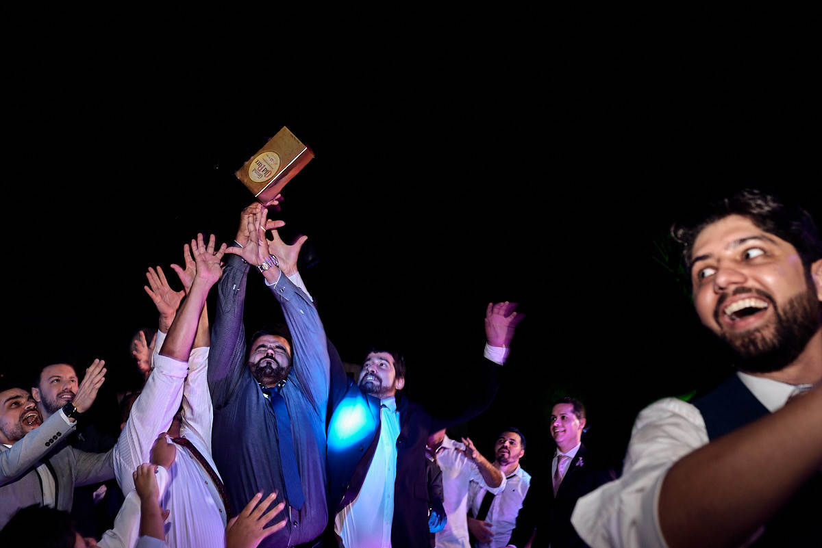 casamento de larissa e thiago por 4Mãos fotografias, hora de jogar o whisky, convidados pulando pra pegar a caixa