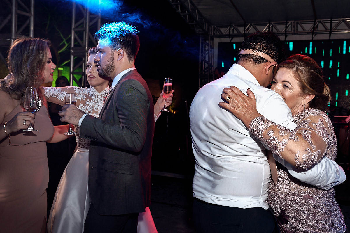 casamento de larissa e thiago por 4Mãos fotografias, convidados se divertindo, gravata na cabeça