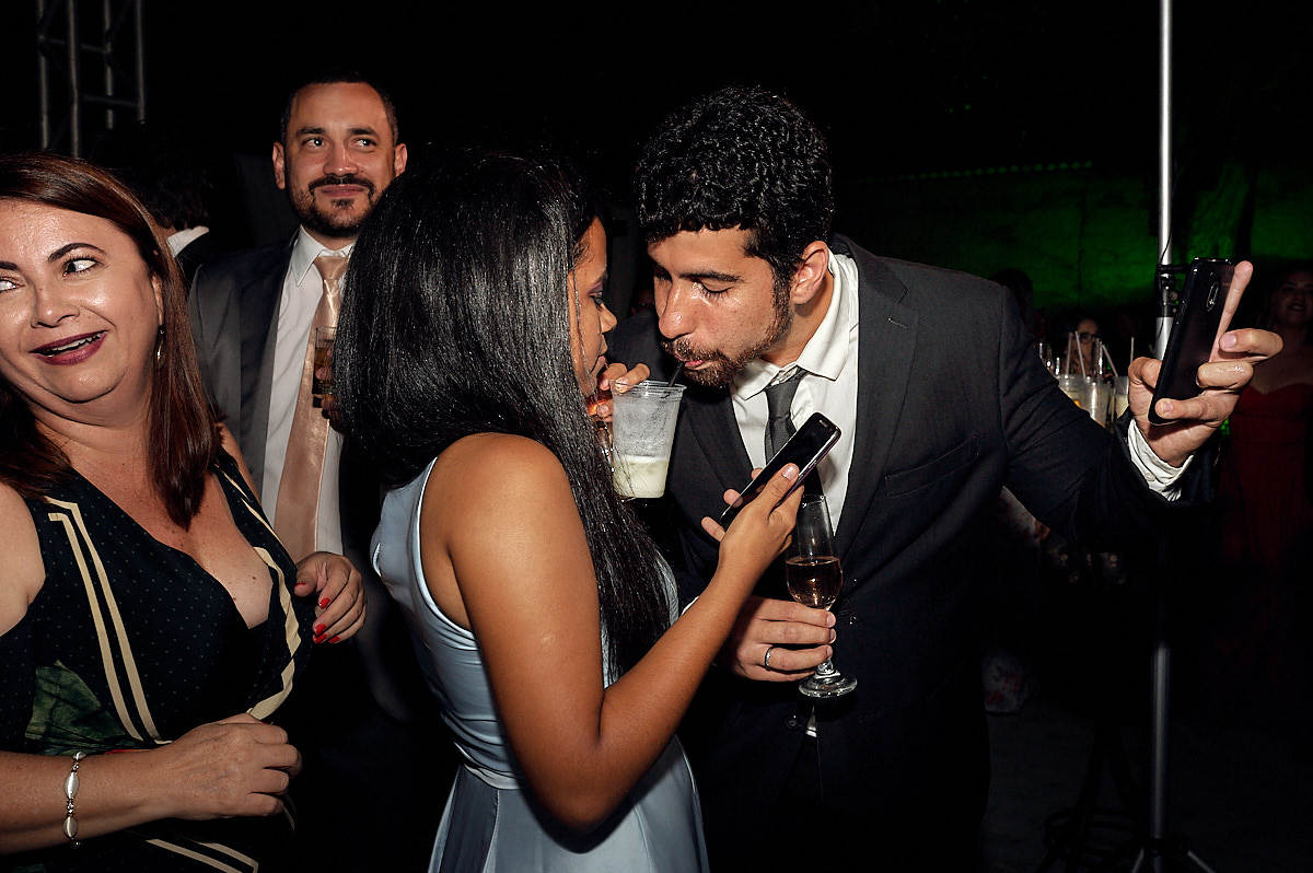 casamento de larissa e thiago por 4Mãos fotografias, convidados na festa se divertindo e bebendo