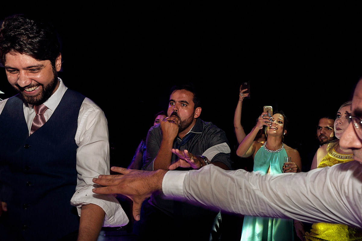 casamento de larissa e thiago por 4Mãos fotografias, convidados se divertindo, convidado assoviando