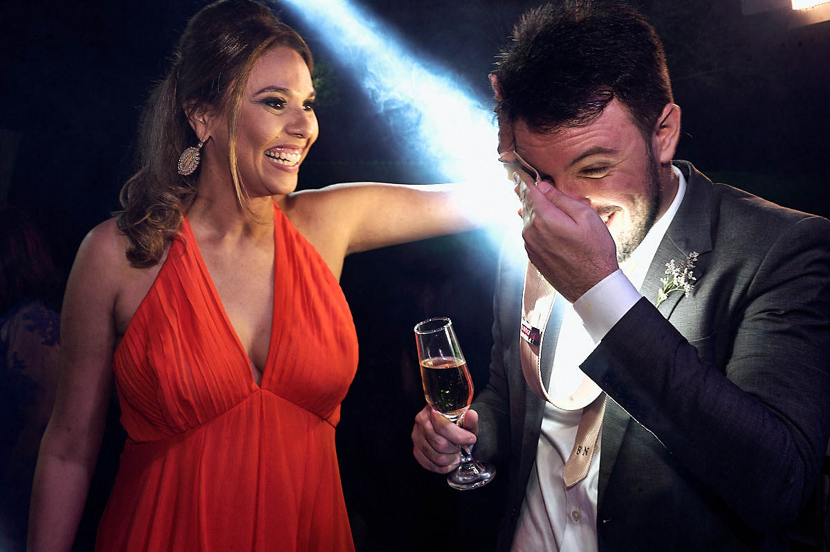 casamento de larissa e thiago por 4Mãos fotografias, convidados se divertindo, irmão da noiva limpando o suor com gravata