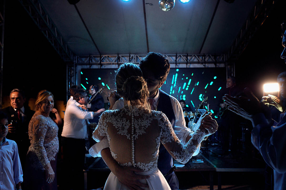 casamento de larissa e thiago por 4Mãos fotografias, convidados se divertindo, noivos dançando