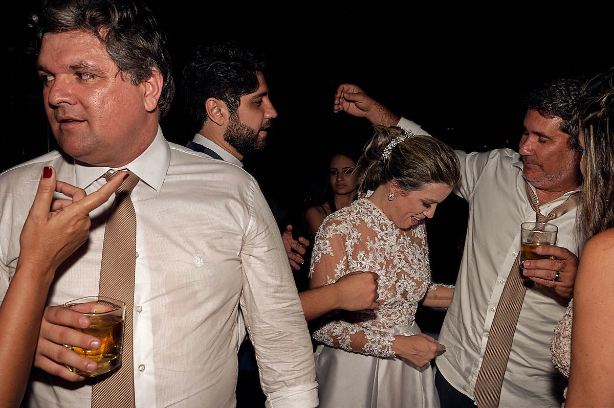 casamento de larissa e thiago por 4Mãos fotografias, convidados se divertindo
