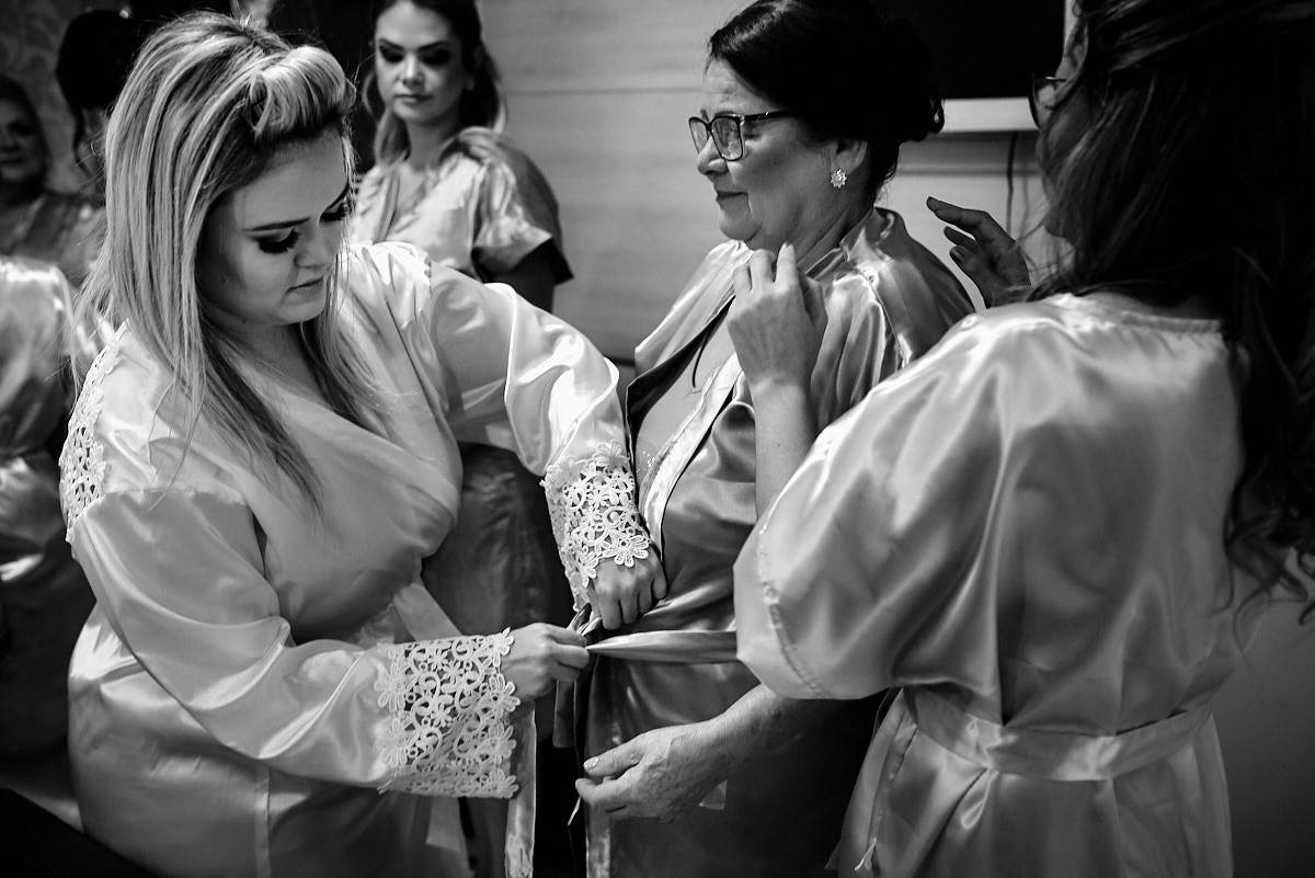casamento paula e Adilson por 4Mãos Fotografias, noiva vestindo a avó, foto em preto e branco