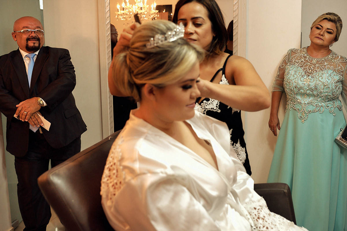 casamento paula e Adilson por 4Mãos Fotografias, making of da noiva, pais da noiva observando-a